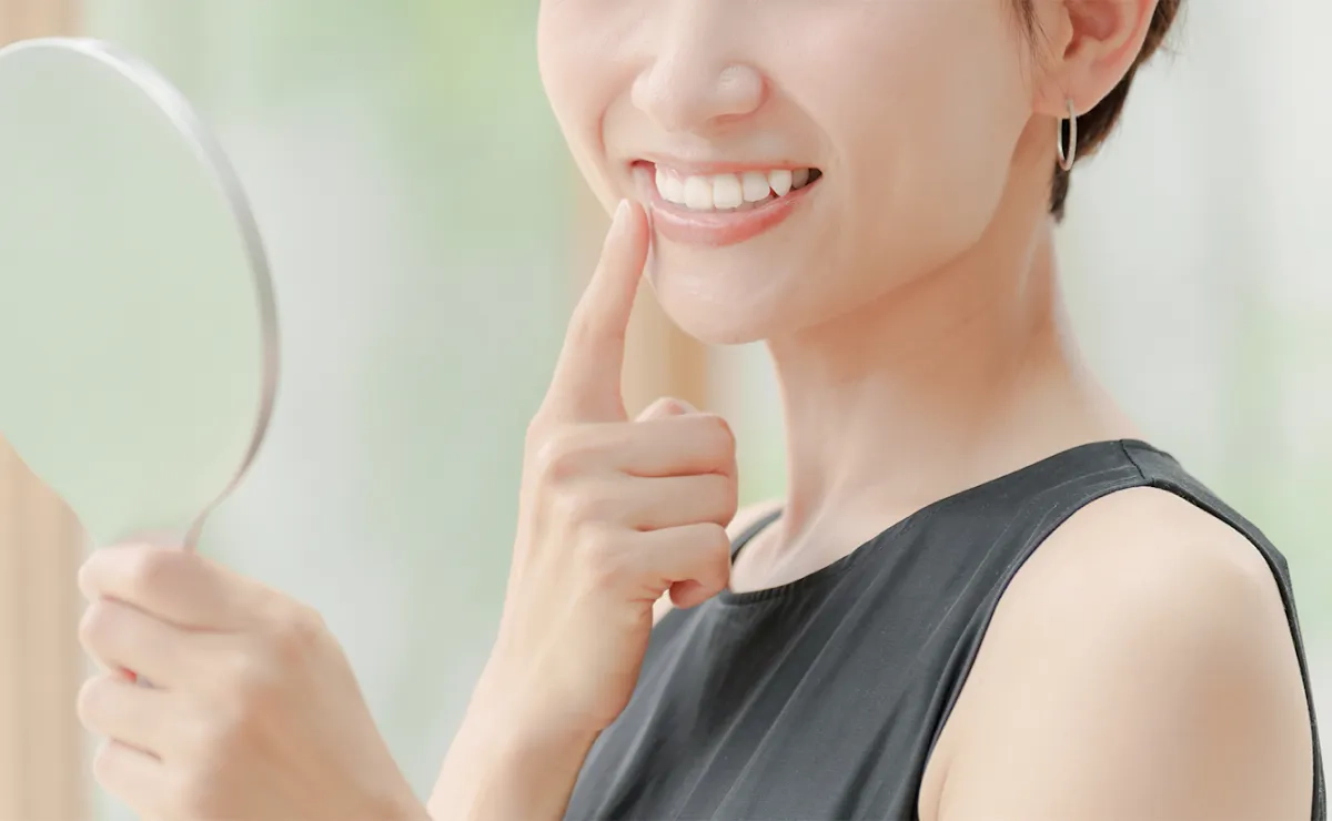 写真:むし歯に悩む女性