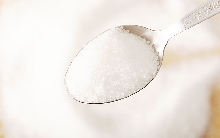 WHOは、ガイドライン「成人及び児童の糖類摂取量」（Sugars intake for adults and children）の中で、虫歯の進行を防ぐために遊離糖の摂取を制限することを勧めています