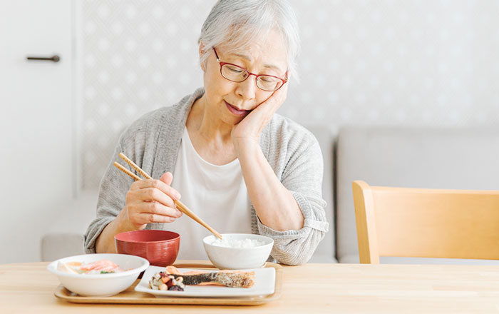 入れ歯を入れると食事の味がしない?~理由と改善方法について解説