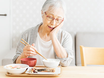 入れ歯を入れると食事の味がしない？～理由と改善方法について解説