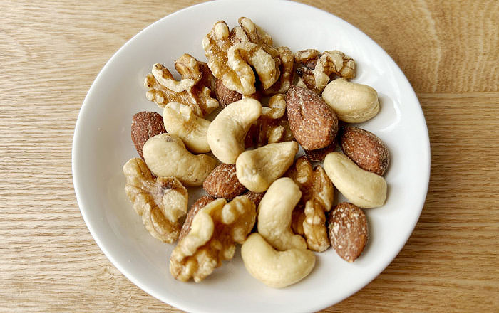 被せ物や詰め物が外れるのを防ぐための日頃のケア:食事の際の注意