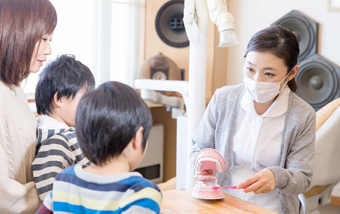 お子さんの歯の状態が気になるという方は、医療法人社団 千仁会の専門医たちが、丁寧なカウンセリングを行い、健康な口内環境を維持できるようサポートいたします