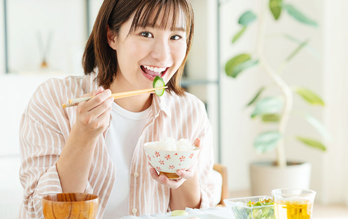 「ながら食べ」を見直して健康な歯を