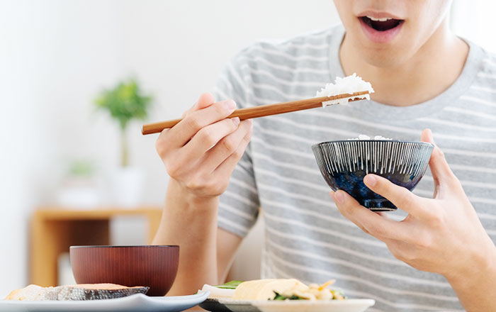 食べることに集中してしっかり噛む