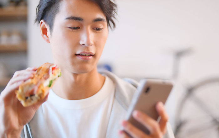 虫歯・歯周病リスクを高める!?「ながら食べ」の問題点と対処法