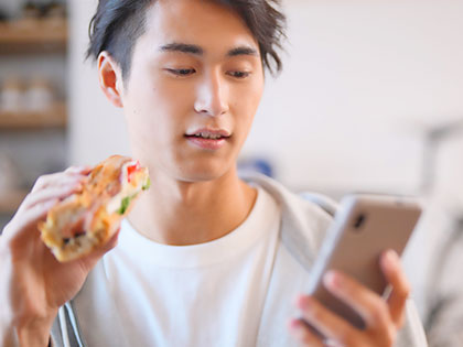 虫歯・歯周病リスクを高める！？「ながら食べ」の問題点と対処法