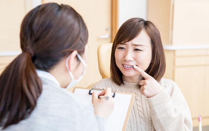 ホワイトニングでしみた時の対処法:症状が強い時は中断して歯科医師に相談