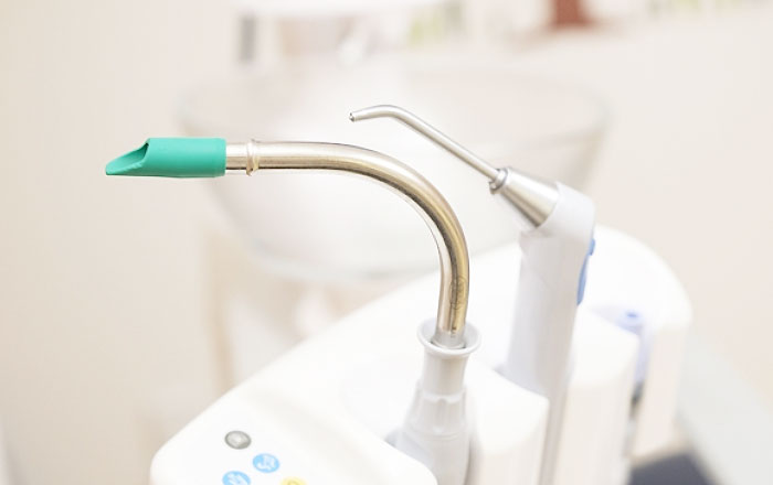 なぜ水しぶきが飛ぶのか?:口腔内バキュームの位置や角度が影響している