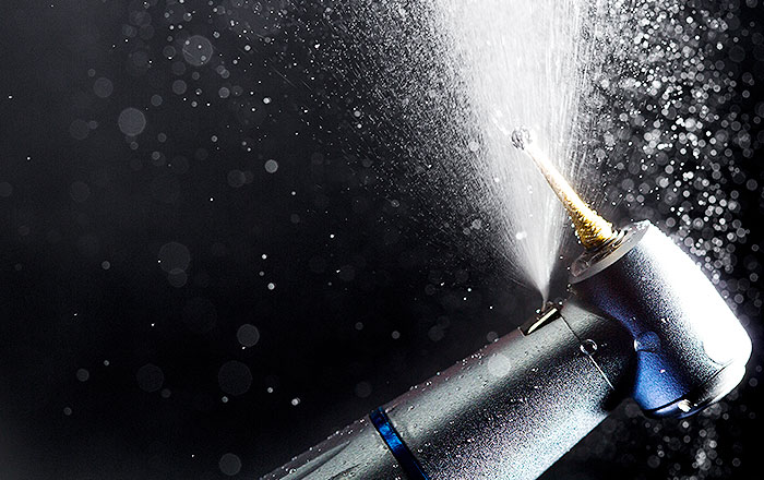 なぜ水しぶきが飛ぶのか?:高速回転の器具から冷却水が出ている