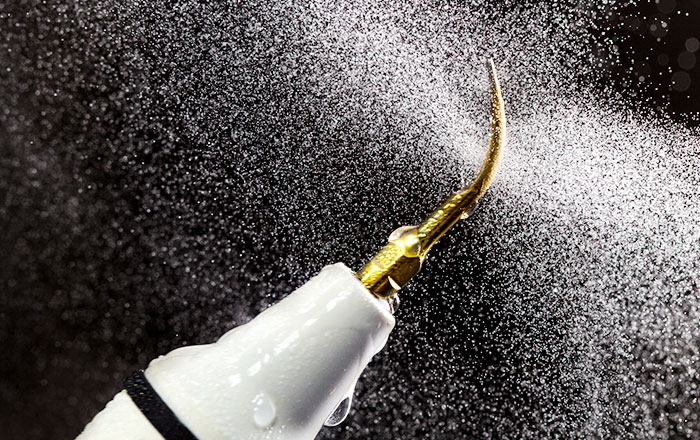 歯科治療の際、水しぶきが顔や服に飛んで気になる方へ