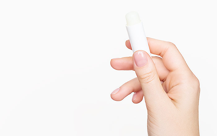 保湿剤(ワセリン・セラミド配合)でバリア機能を補う