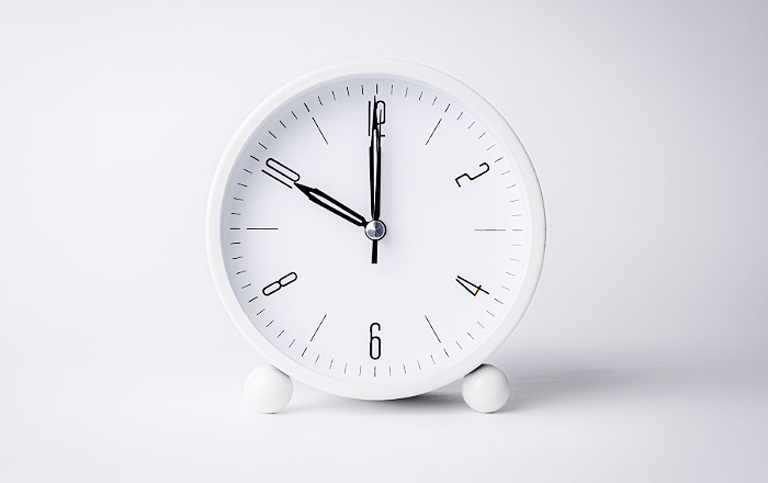 歯の痛み方が時間帯で変わるのはなぜ?~原因と応急処置について解説