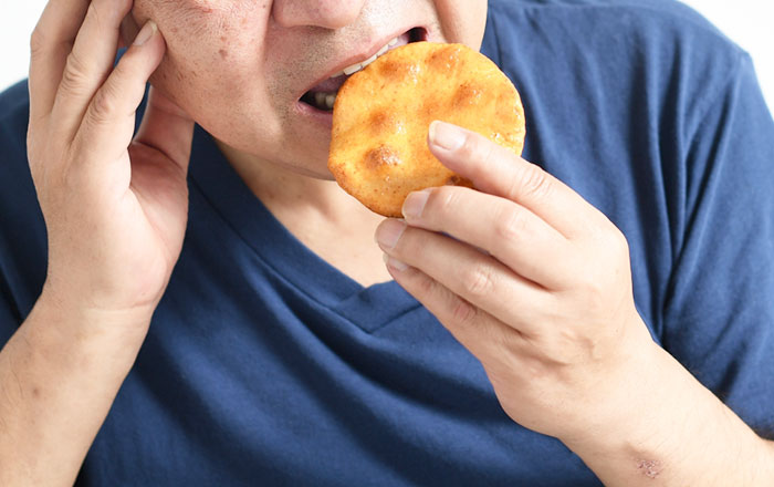 硬いものを強く噛んでしまうのは厳禁