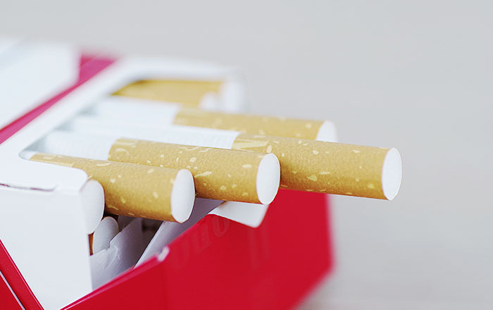 喫煙については、血流を悪化させてインプラントと骨の結合を妨げることが多くの研究で示されています