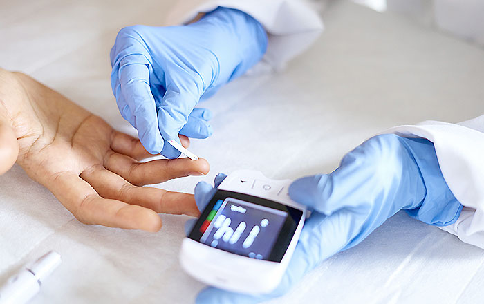 全身疾患や服用中のお薬によっては、追加で血液検査を行ったり、かかりつけの内科医との連携が必要になる場合もあります。